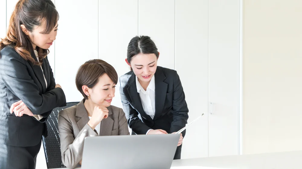 3 business women discussing about work