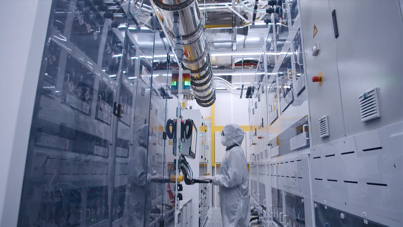ST employee at work in a STMicroelectronics lab