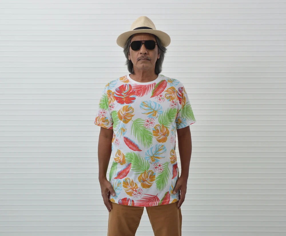 Someone dressed super casually in summer clothes