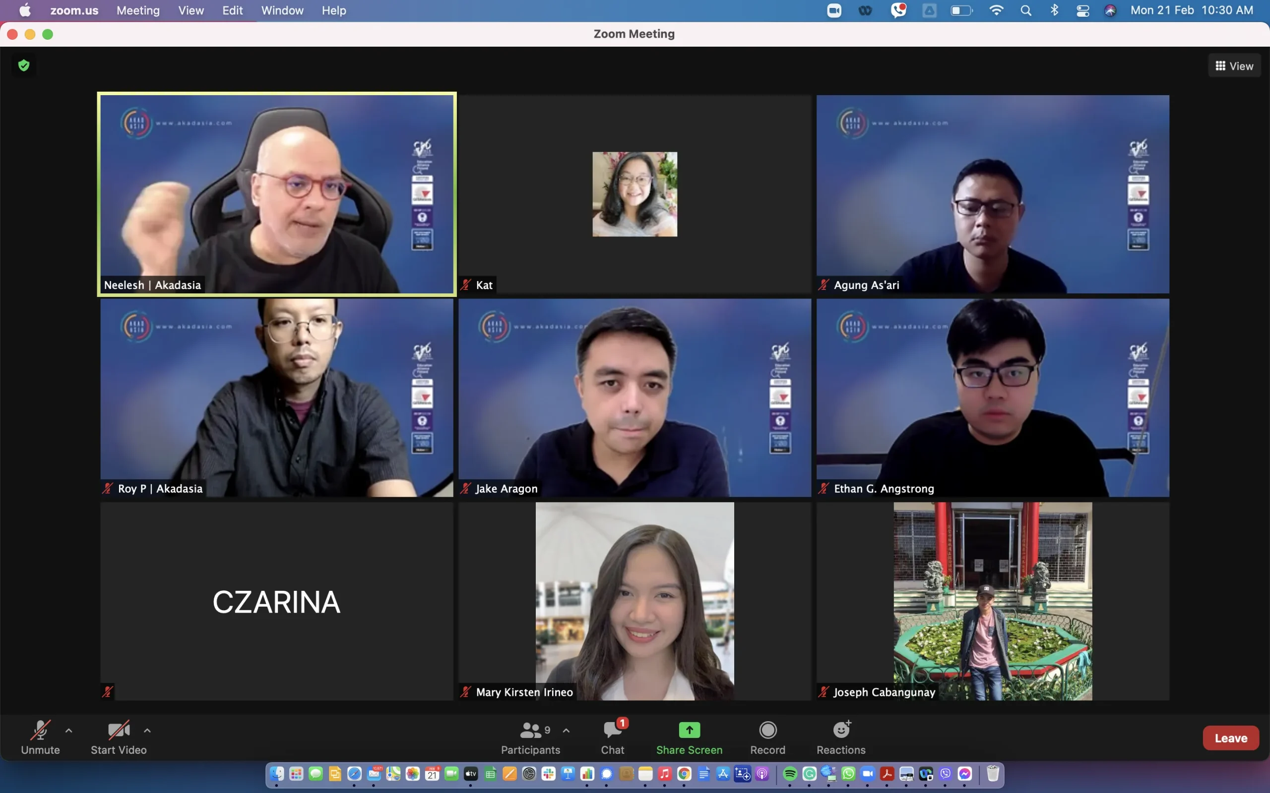 Infographic on Singapore’s employment market in blue theme